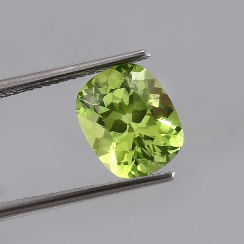 Flawless Ceylon Peridot Color Green Sapphire Loose Cushion Cut Gemstone 10x8 MM - Picture 2 of 4