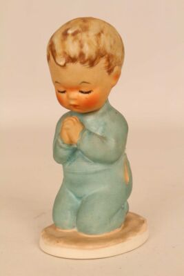 Goebel Segne uns alle Betender Junge Bless us Byj 16 Porzellan Figur Kind Gebet