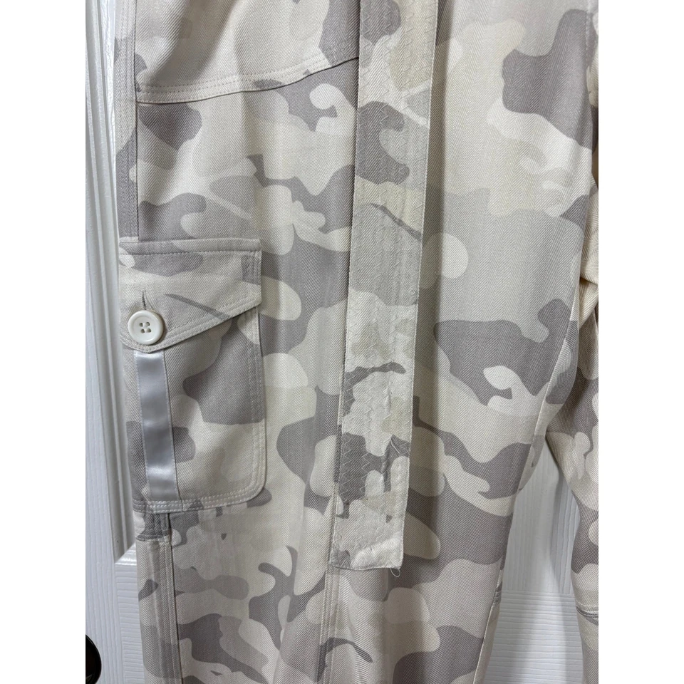 Calça Capri Feminina White House Black Market Seda Camuflagem Carga Tamanho 6 Cinza/Creme - Imagem 2 de 4