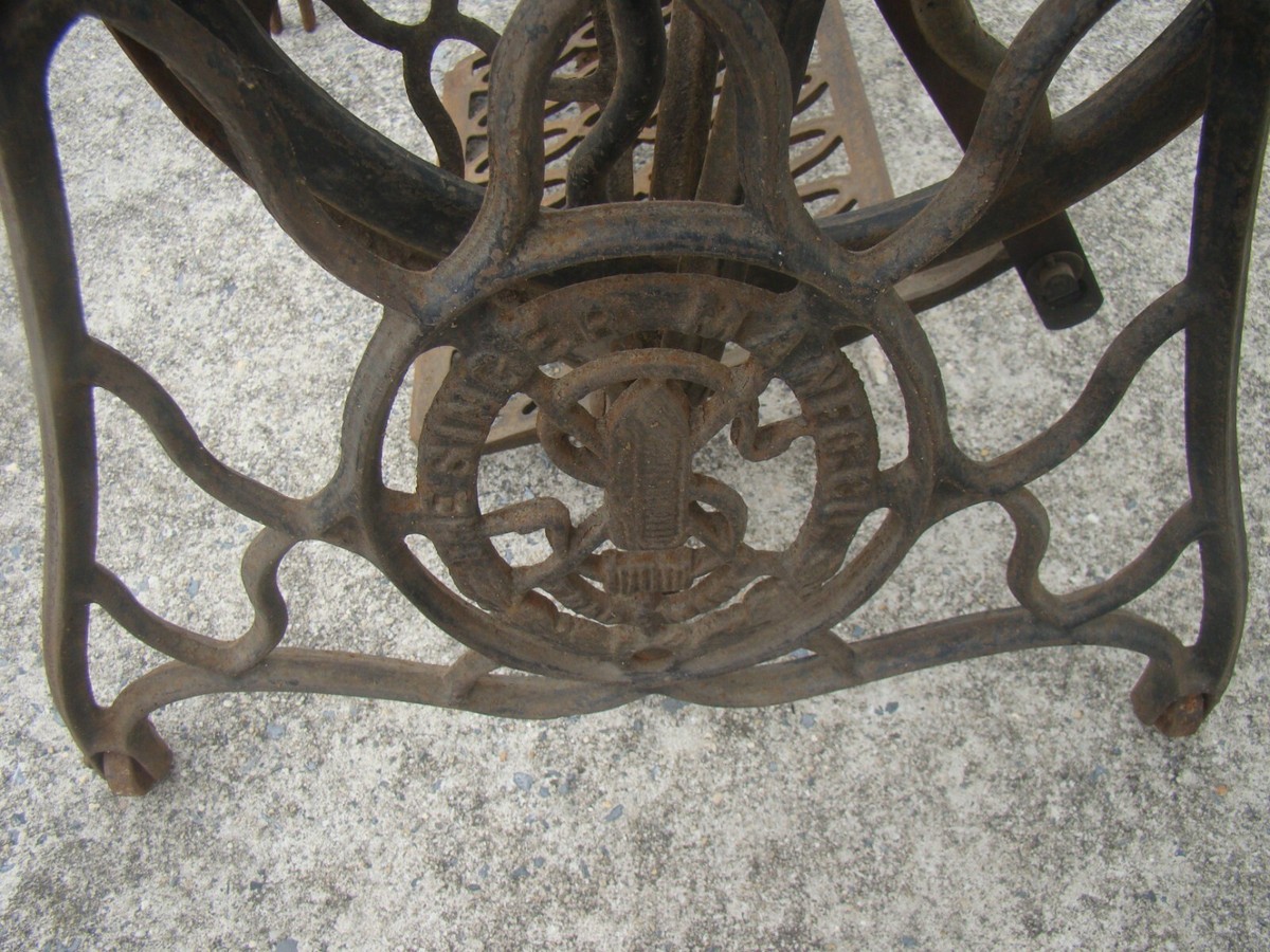 Vintage Singer SINGER TREADLE SEWING MACHINE Cast Iron Base Table