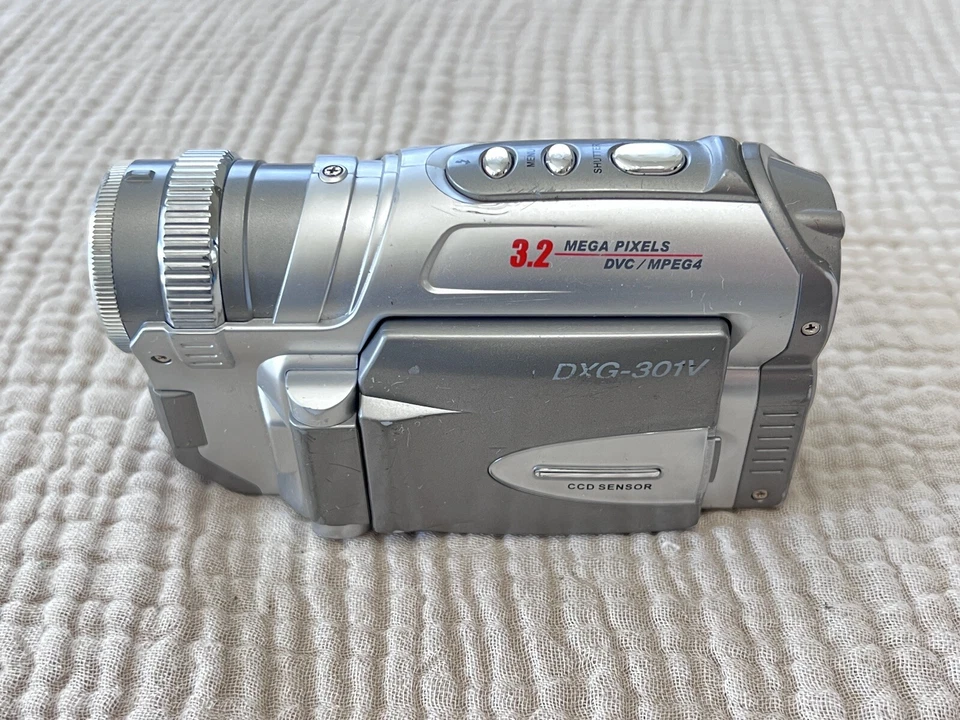 DXG-301V Camcorder 3.2 Mega Pixels DVC/MPEG4 f=5.58 mm lens W/F/2.8 - Image 2 of 4