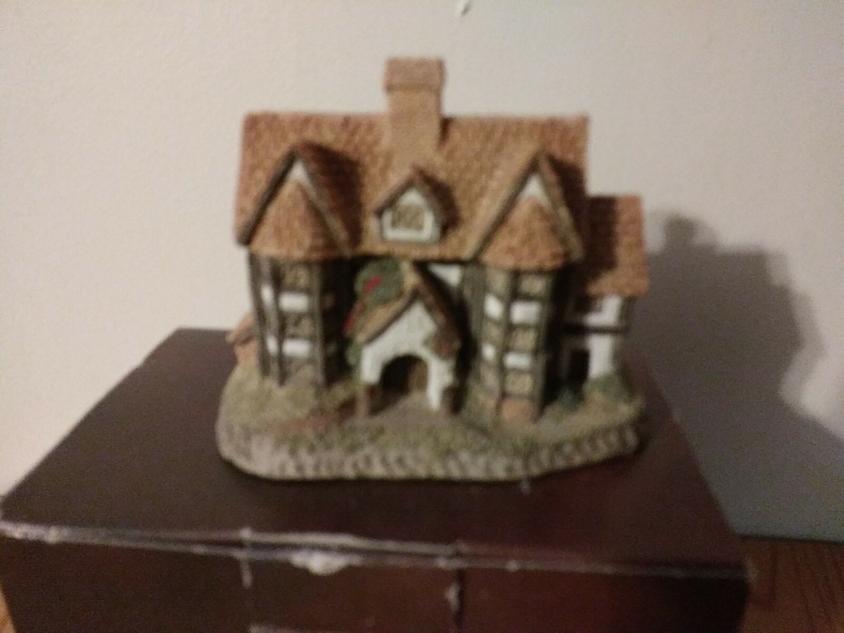 David Winter Cottages The Shirehall 1985 In Box with certificates