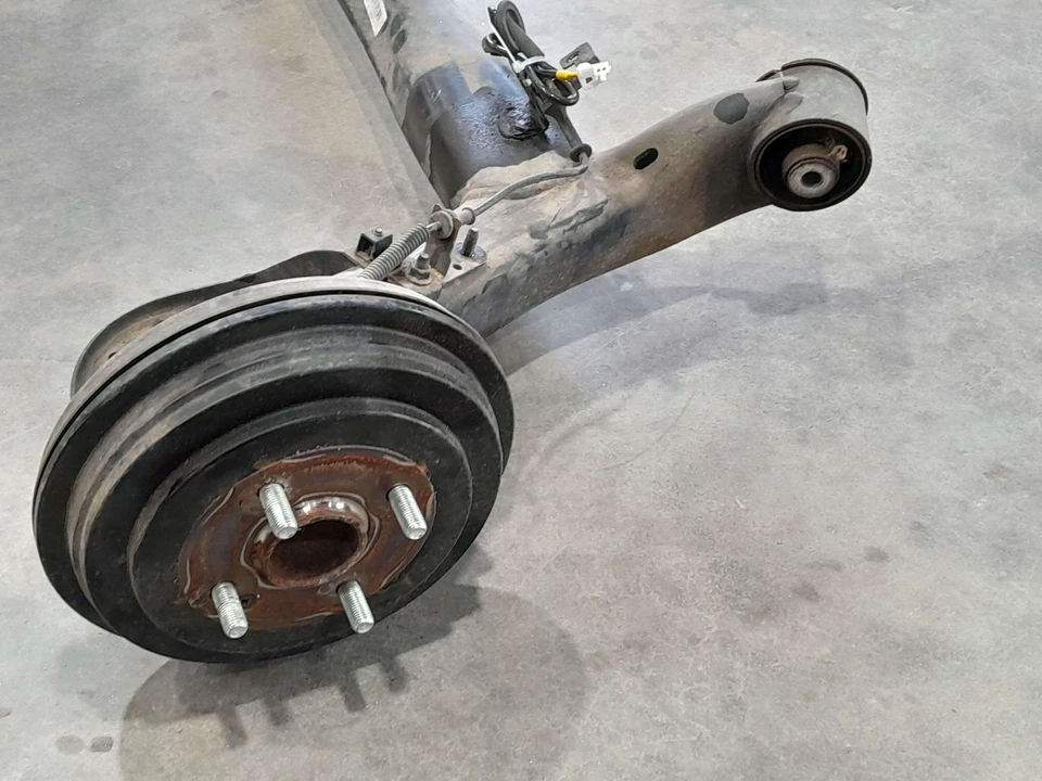 12-17 Hyundai Accent Rear Torsion Axle Beam Axle - Drum Brakes OEM 551001R201 - Image 3 of 4