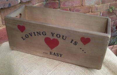  LOVING YOU IS EASY Box mit herzförmigen Griffen. Tolles Geschenk. Großhandelsrabatte.