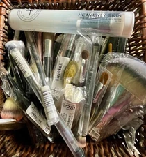 NWOT ~ IT COSMETICS ~ MAKEUP BRUSHES ~ MOST ARE SEALED IN THEIR ORIGINAL PLASTIC