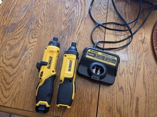 DEWALT Set DCF680 DCF682 8V MAX Gyroscopic Cordless Screwdriver With Charger