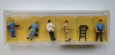 HO scale Preiser # 0018   U.S.  RAILROAD  PERSONNEL   AND  POLICEMAN