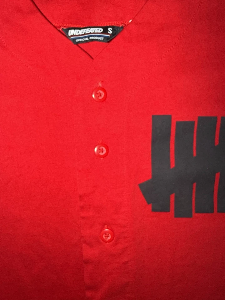 Camisa invicta para hombre pequeña roja camiseta de béisbol abotonada deportes logotipo UNDFTD Foto 4 de 4