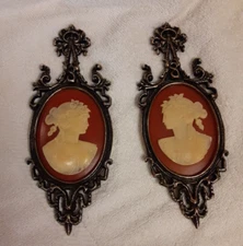 VINTAGE PAIR OF ARABESQUE VENEZIA CAMEO ORNATE WALL PLAQUES BURWOOD PROD. CO.