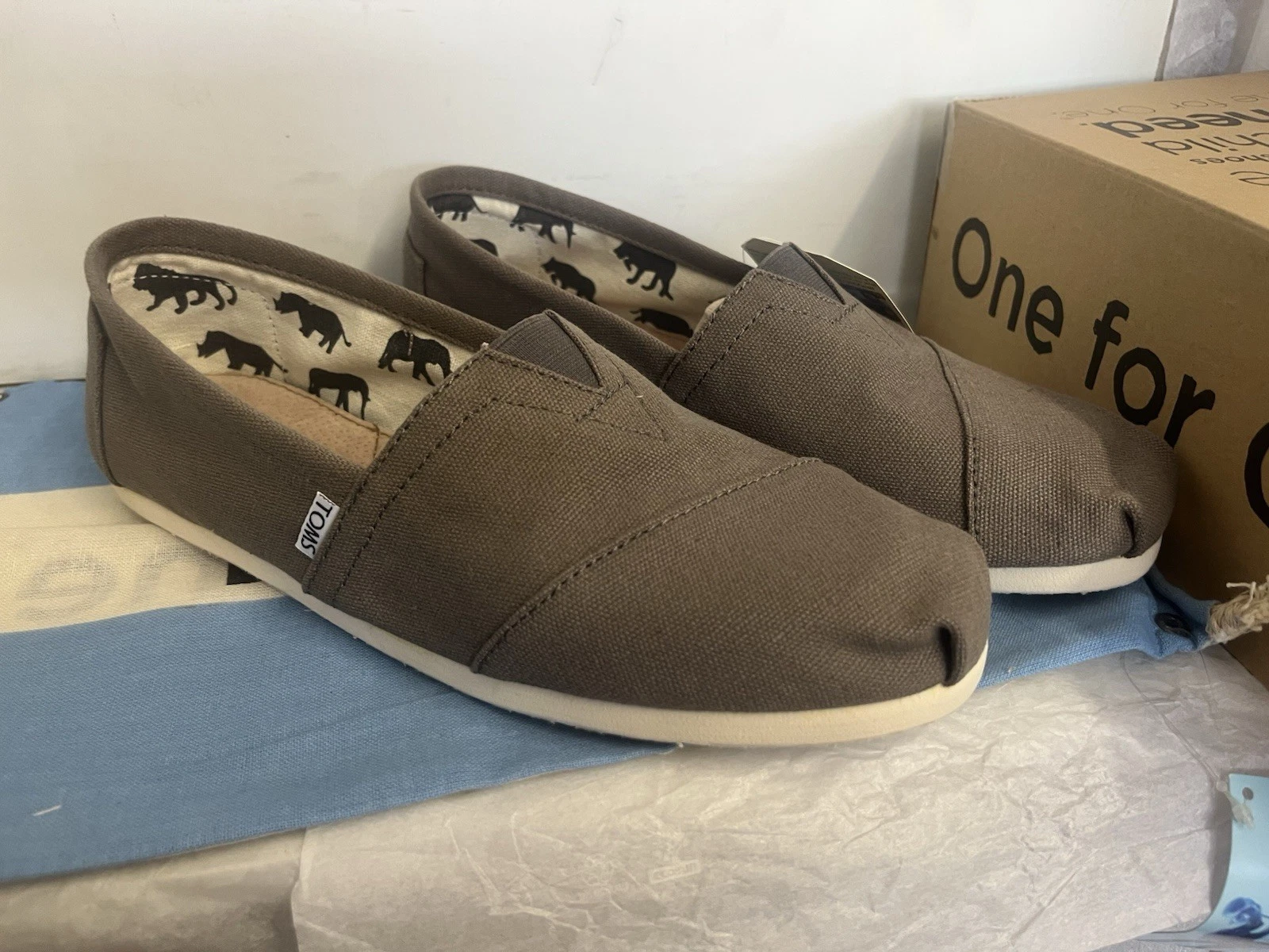 NEW MENS TOMS CLASSIC ASH CANVAS SLIP ON SHOE 001001A07
Opens in a new window or tab