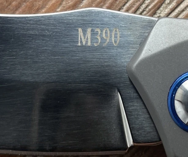 Bonita columna y mango enchapados en titanio azul, carpeta clásica M390. Bonito regalo! Foto 2 de 4