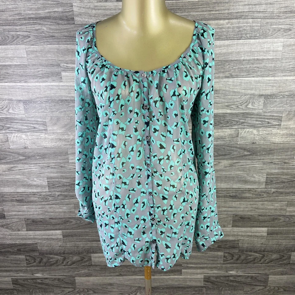 Blusa top para mujer VANITY con botones gris/verde/verde azulado estampado de leopardo talla grande Foto 3 de 4