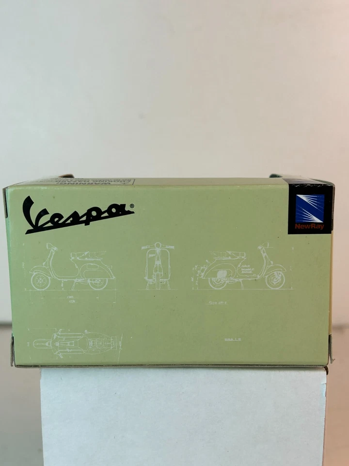New Ray 1:32 Scale 1952 Vespa 125 6 Giorni Scooter - Image 3 of 4