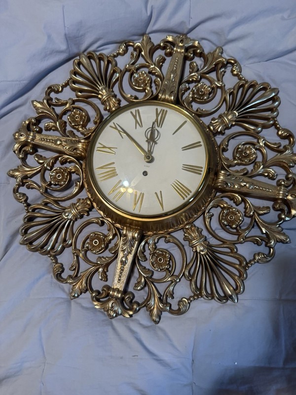 VINTAGE SYROCO WALL CLOCK 8 DAY WIND WITH KEY WORKS