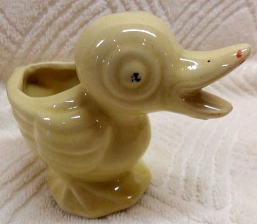 McCOY USA DUCK PLANTER YELLOW 3 3/4" TALL X 5" LONG CUTE NEAR MINT!