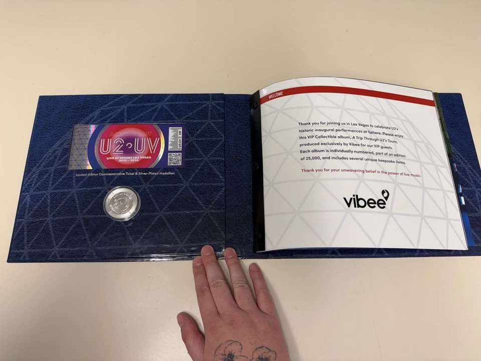 Libro del programa de conciertos U2 UV Achtung Baby Live At Sphere oficial Las Vegas Foto 2 de 3