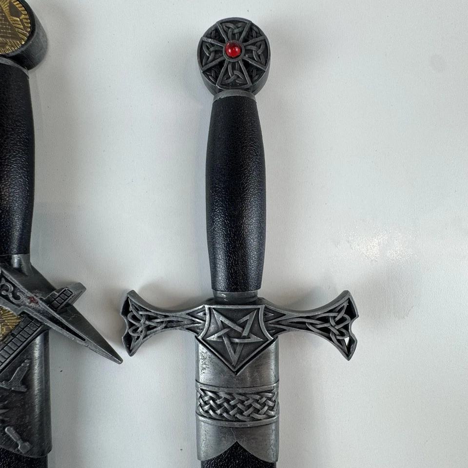 Juego de 2 dagas decorativas masónicas masónicas y pentagramas celtas con fundas Foto 3 de 4