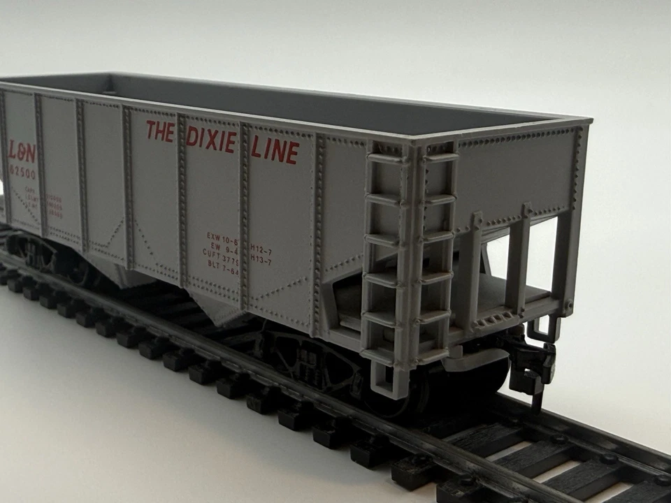 HO Model Power L&N Dixie Line 36’ 2-Bay Hopper – Knuckle Couplers USA - Image 3 of 4