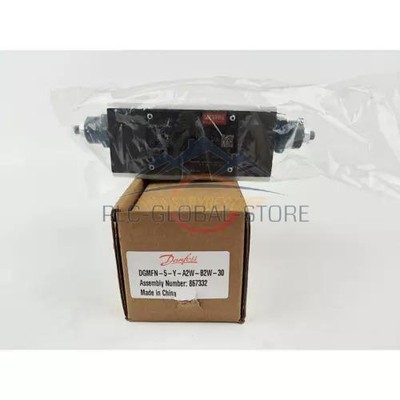 ONE In Box Vickers DGMFN-5-Y-A2W-B2W-30 Flow Control Valve New .