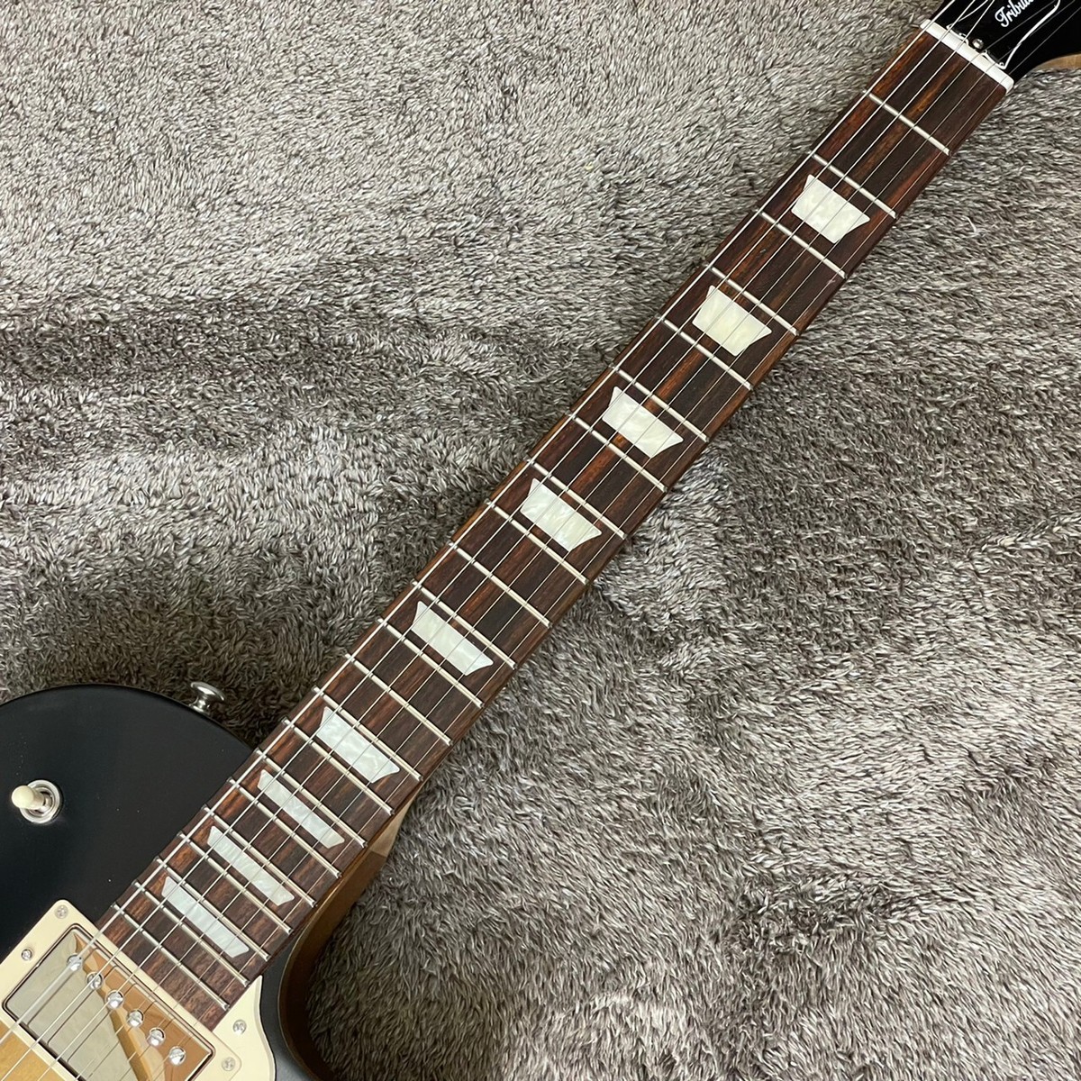 les paul tribute satin tobacco burst Gibson The Gibson Les Paul Tribute brings all of the hallmark quality of a legendary model into an affordable instrument that goes right back to the roots of the Les Paul name Les Paul Tribute Satin