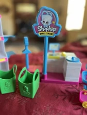 SHOPKINS Small Mart Play Set With Bakery Shelf With 2 Bags Shopping Cart Basket 