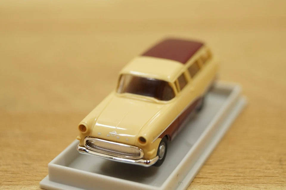 HO 1:87 Brekina 20049 Opel Rekord P1 Caravan " Beige/Marrone " Nuovo in OVP - Immagine 4 di 4