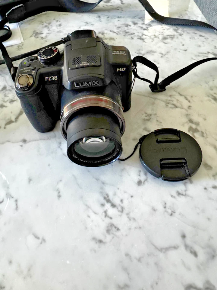 Panasonic LUMIX DMC-FZ38 / DMC-FZ35 12.1 MP Digitalkamera - Schwarz, Foto 1 von 5