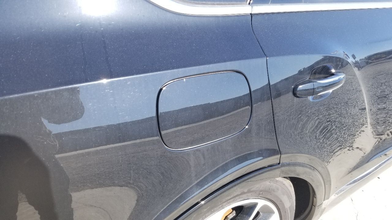 Bentley Bentayga Fuel door