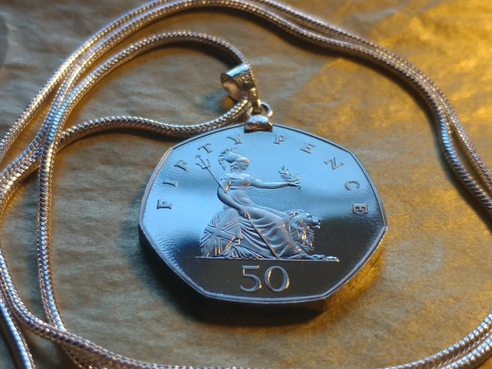 Moneda 1987 Britannia Lion & Shield 29mm Colgante 24" Oro Blanco Relleno Cadena Redonda Foto 3 de 4