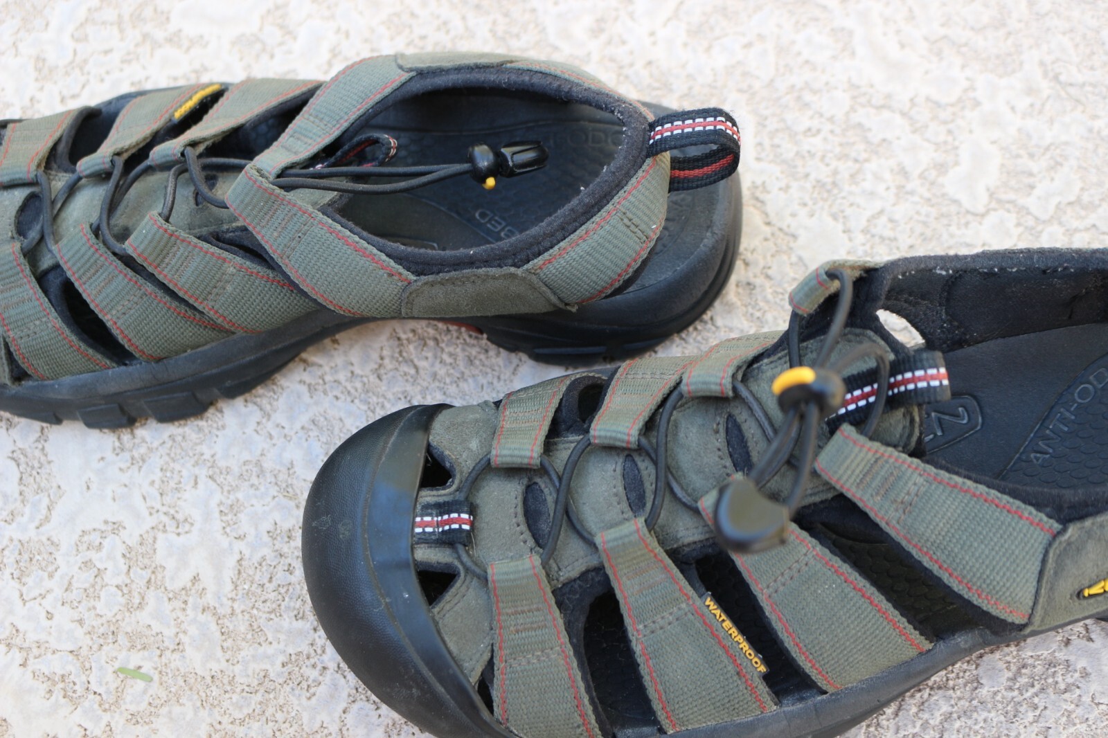 Scarpa sandalo impermeabile uomo Keen. Taglia 10. Colore verde militare