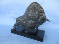 Bronze Skulptur Stier auf Holzsockel L. 25,2cm H. 21cm B. 9,5cm, Gewicht 1920g