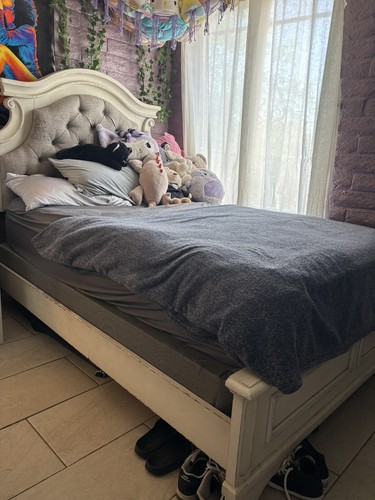 Vintage White Wood Bedroom Set with Upholstered Headboard & 5-Drawer Dresser