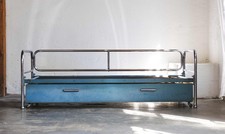 Ausziehbares Bauhaus Sofa mit doppelter Liegefläche und großer Schublade