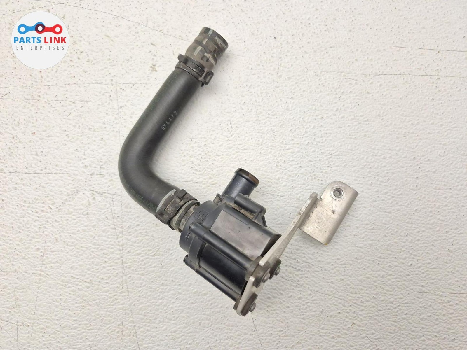 2016-20 BENTLEY BENTAYGA AUX COOLANT PUMP WATER LINE HOSE MOUNT ASSY 6.0L W12