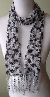 Schal gestrickt Bändchengarn mit Fransen liebevolle Handarbeit