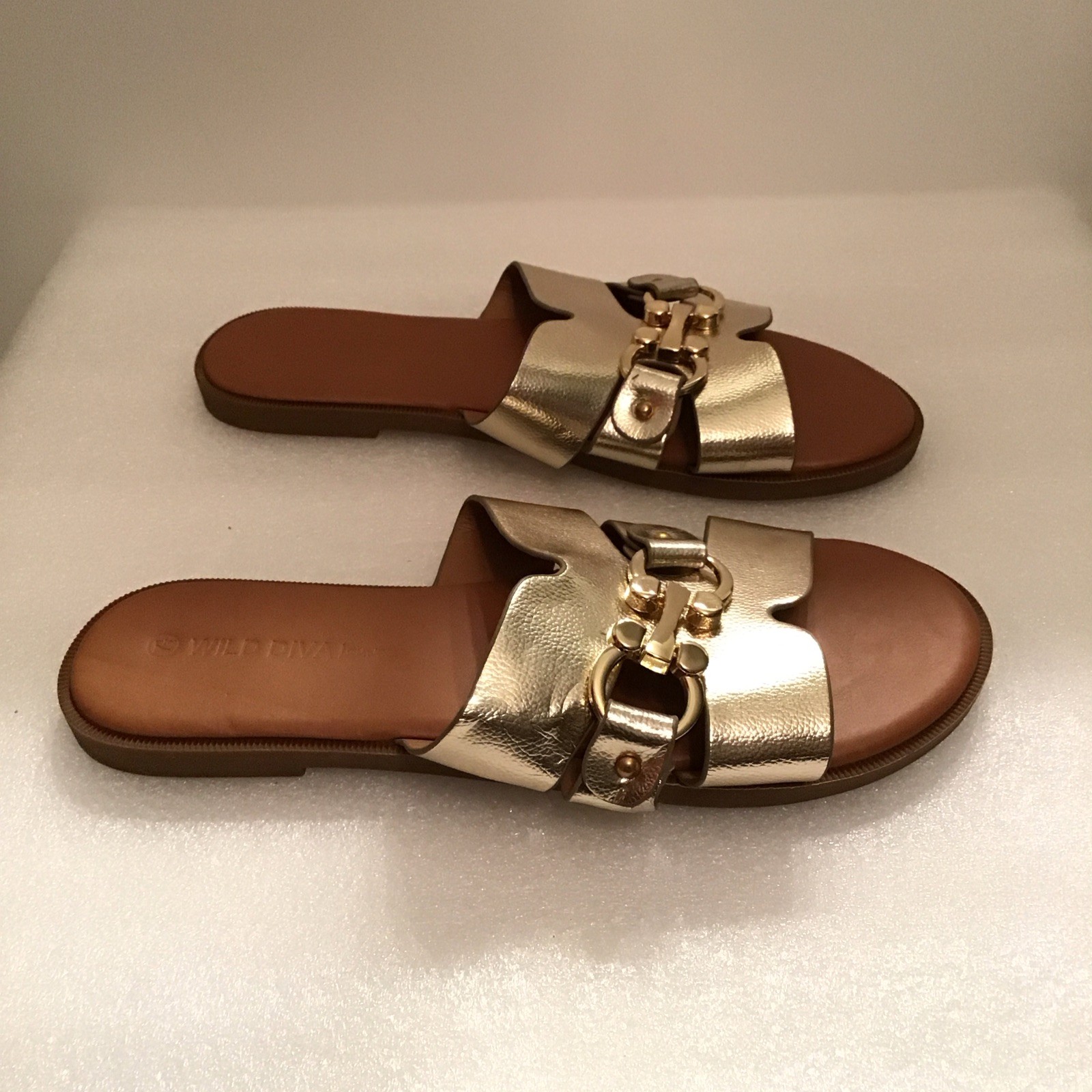 APL Sandali slip on Wild Diva Lounge flat oro punta aperta cinturino scarpa da donna misura 7 5