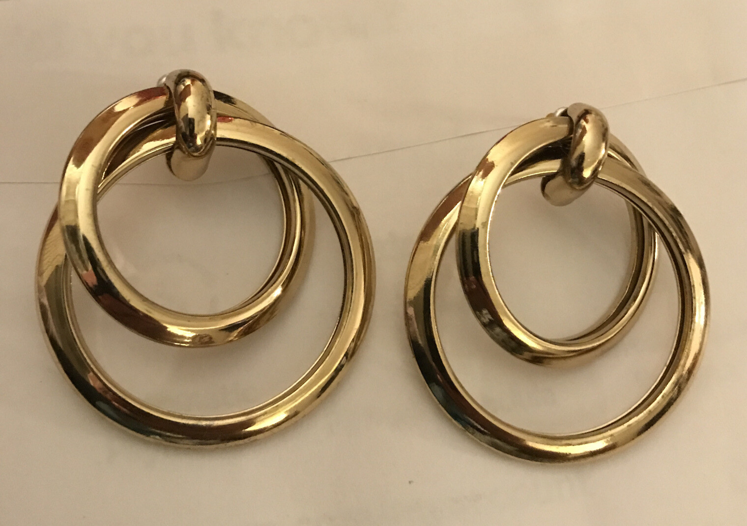 Gold-Tone Hoop Earrings 5cm Stylish Circular Design  -image