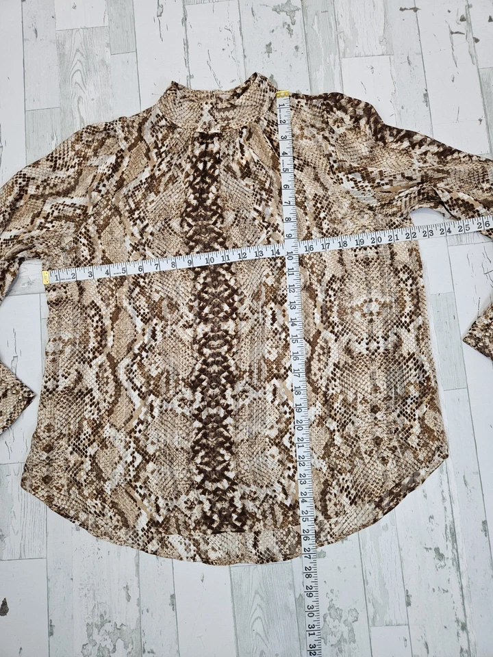 Blusa H&M Estampado Piel de Serpiente 8 Corte Ancho Puños Dorados Botones Transparente Cuello Alto Foto 4 de 4