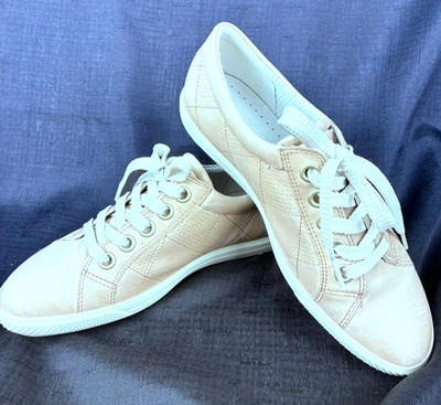 Ecco Ladies SZ 7 EU 37Women's Soft Leather Sneakers Beige Tan Lace Up