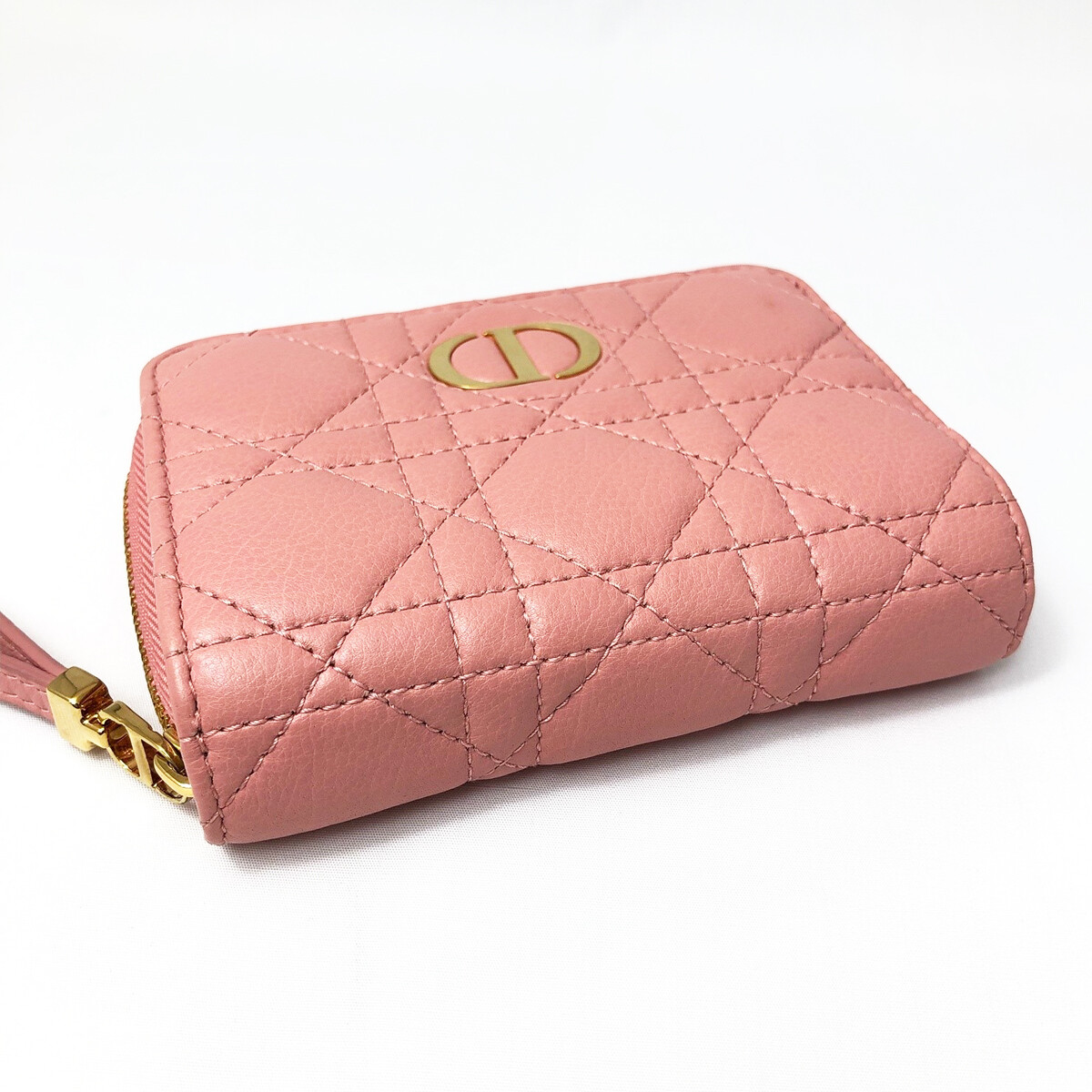 華やかな印象を引き立てる、Dior Caro Scarlet ウォレット Dior Caro Scarlet Wallet Sand-Colored Supple Cannage