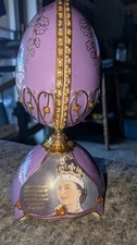 Figura musical La coronación de la reina Isabel dentro de una joya huevo incrustado