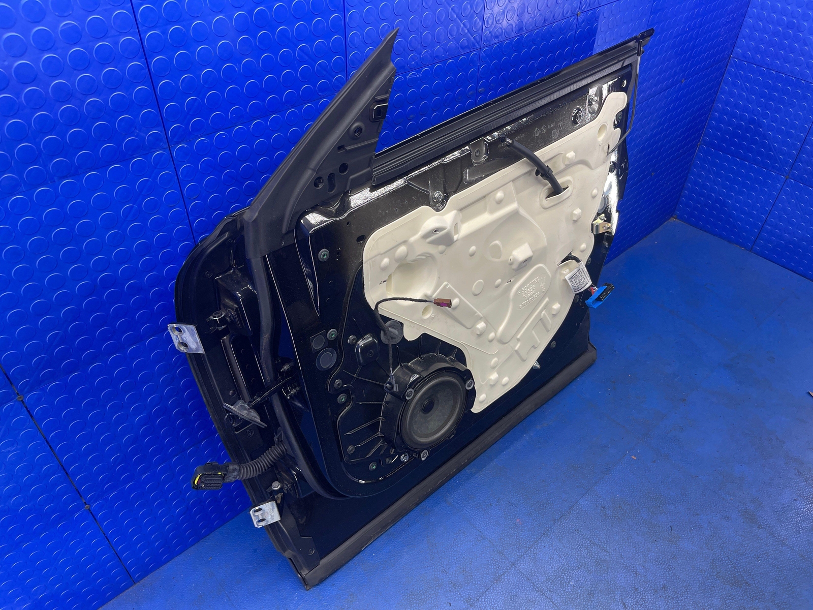 2017-2022 MASERATI LEVANTE OEM FRONT RIGHT DOOR **NO GLASS** NERO (820)