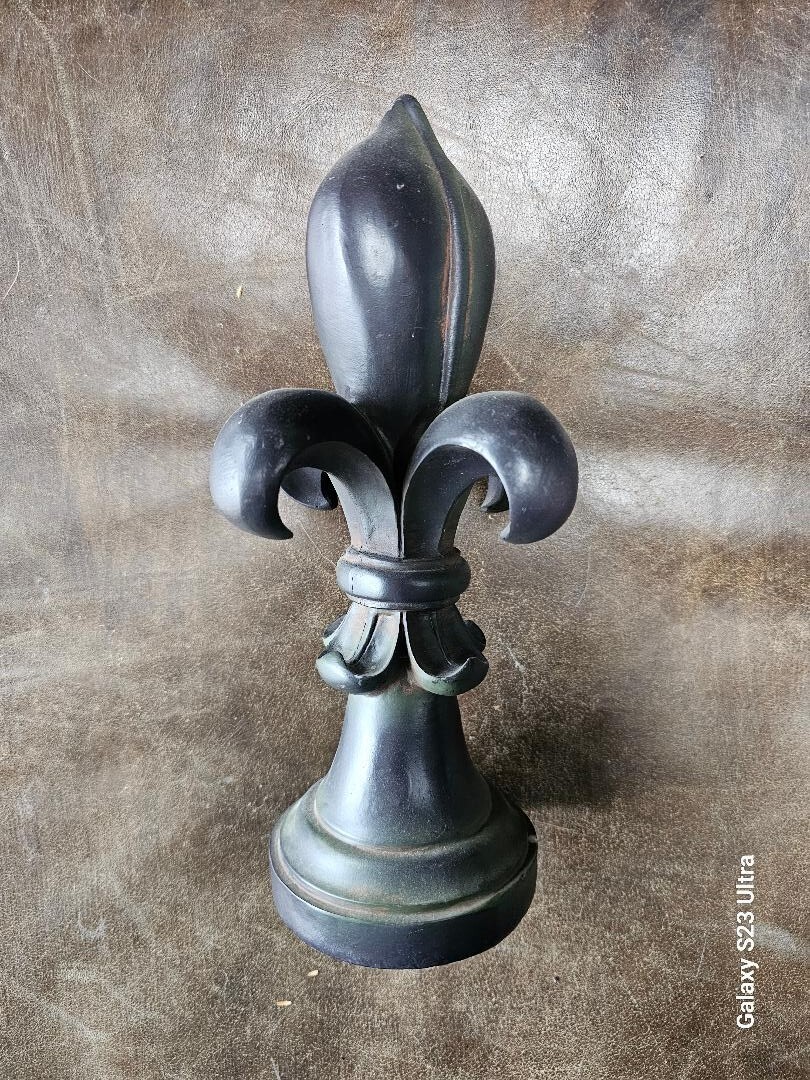 FLUR-DE-LIZ RESIN STATUE 10