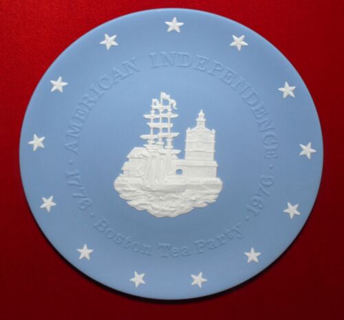 Set of 2 Wedgwood Framed Blue Jasperware 8.25" Historical Bicentennial Plates - Picture 3 of 4