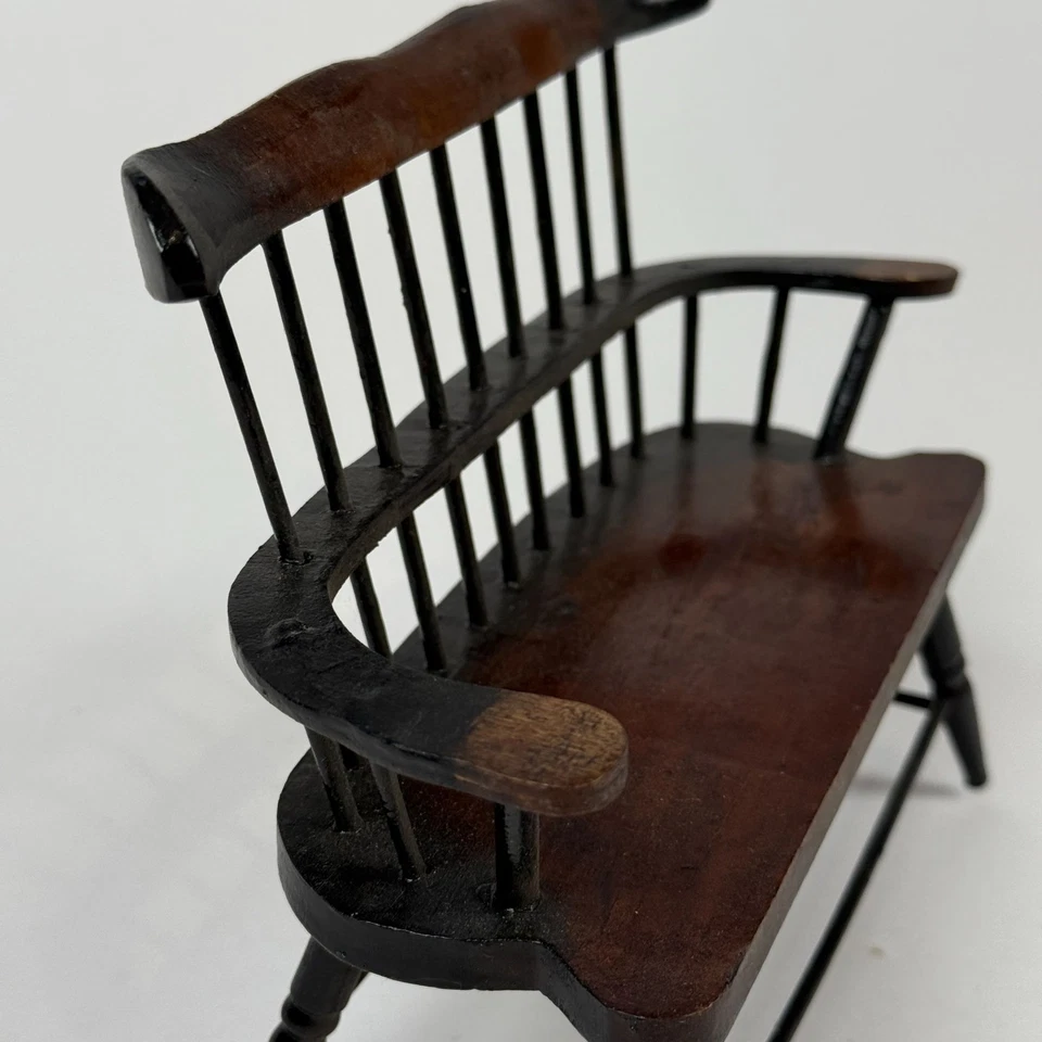 Banco de Colección Escala de Juego Miniatura Estilo Windsor Madera Marrón Husillo Casa de Muñecas Foto 4 de 4