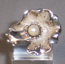 HANDCRAFTED MODERNIST SIGNED STERLING SILVER PEARL RING - SIZE 5.75