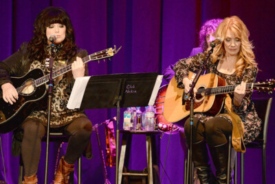 Heart recent 8x10 photograph Ann Wilson Nancy Wilson play guitars on stage