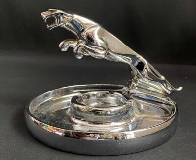 JAGUAR SPRINGENDE KATZE MASKOTTCHEN SHOWROOM CHROM VINTAGE EMPFANGSTHEKE ASCHENBECHER