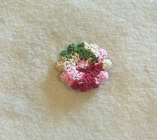 Aplique de flor de mamá de ganchillo verde y malva variado de 2 capas costura X pequeña - Imagen 2 de 2
