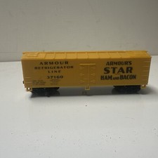 Life Like Armour Refrigerator Line 37160 HO Scale Box Car Electric Train Yellow